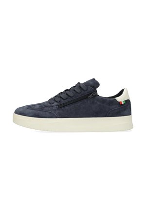 Marineblauwe suède sneakers met een witte rubberen zool, voorzien van platte veters, een ritsaccent aan de zijkant en een klein detail van de Italiaanse vlag.
