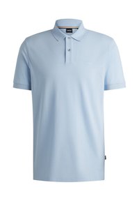 Polo bleu clair en coton, doté d'un col classique, d'une patte à deux boutons et d'un logo brodé discret sur la poitrine.