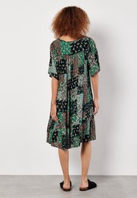 Apricot PATCHWORK CRINKLE - Freizeitkleid - green