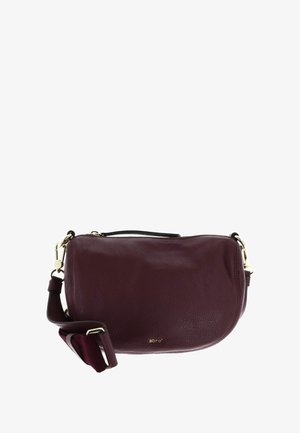 Sac crossbody en cuir texturé bordeaux foncé avec quincaillerie dorée et sangle en tissu réglable, petite inscription logo "abro" sur le devant.