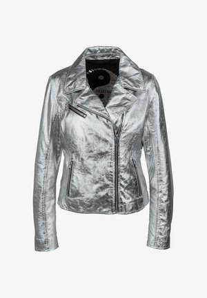 Chaqueta de moto de mujer en metal plateado con cuello tipo solapa, múltiples cremalleras y una textura ligeramente arrugada. Cuenta con dos bolsillos laterales.