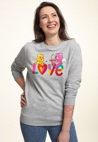 Felpa grigia in materiale morbido con una grafica colorata che presenta orsi e la parola "Love" in lettere in grassetto. Polsini e orlo a costine.
