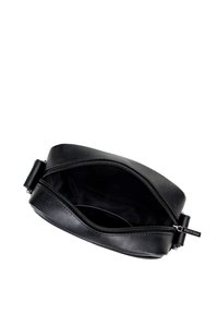 Borsa in pelle nera con una superficie liscia, chiusura a zip sulla parte superiore e foderatura interna. Presenta una forma cilindrica e un design minimalista.