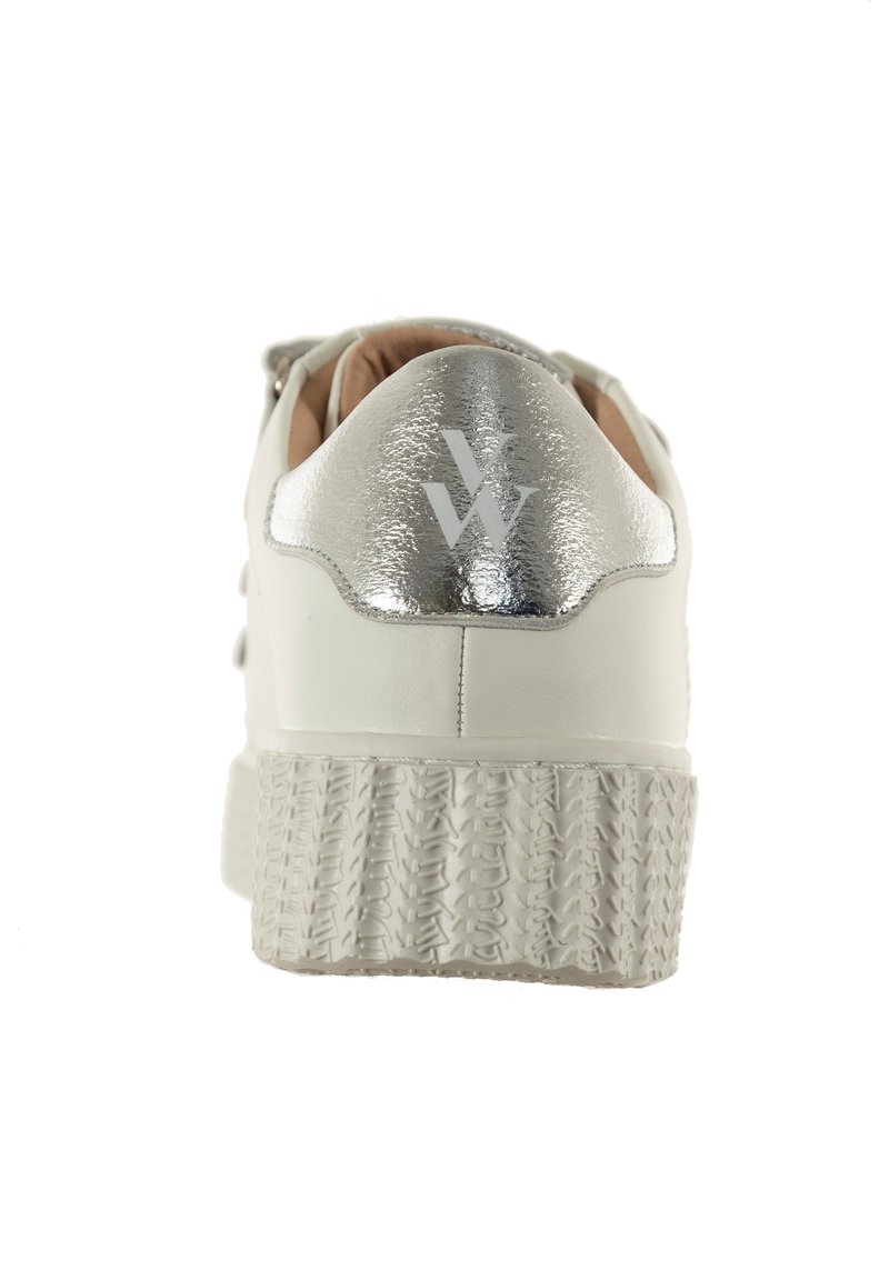 Chaussure Vanessa Wu Argenté Vanessa Wu Baskets Basses Blanc