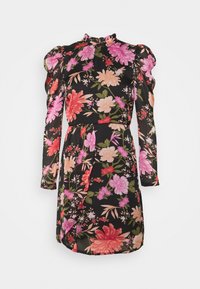 Černé květinové šaty s dlouhými rukávy, vysokým límcem a nabíranými balónovými rameny. Mají vícebarevné květinové vzory a definovanou linii pasu.