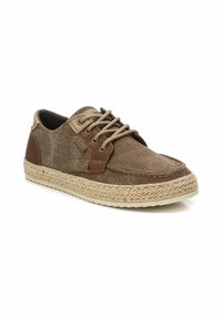 Zapatos de lona marrones con suela de yute trenzada, acentos de cuero marrón en contraste y diseño de cordones. Presenta una superficie de tela texturizada.