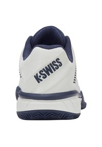Pantofi de tenis K-Swiss cu un superior sintetic alb, accente bleumarin, spate din plasă texturată și o talpă din cauciuc cu model pentru aderență.