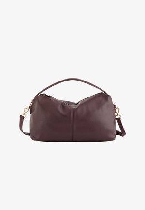 Bolso de cuero en burdeos oscuro, con una textura suave, forma redondeada, asa corta y correa de hombro desmontable con acentos en dorado.