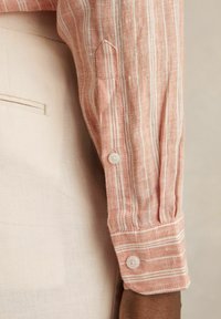Reiss REGULAR FIT RUBAN różowy