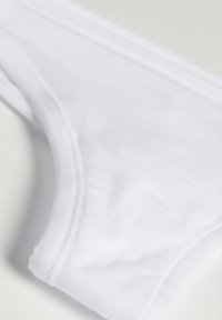 Witte katoenen ondergoed met een gladde textuur, voorzien van een schoon, eenvoudig ontwerp en subtiele stiksels langs de randen voor een naadloze uitstraling.