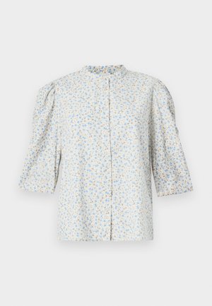 Camisa floral de botões com mangas bufantes, padrão de flores azul claro e bege sobre um fundo branco, colarinho redondo e textura de tecido suave.