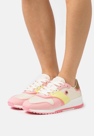 Zapatillas deportivas con paneles en rosa, amarillo y beige, diseño con cordones, materiales suaves de ante y textil, y suela de goma.