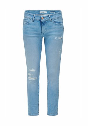 Vaqueros ajustados de color azul claro con detalles desgastados en los muslos, estilo de cinco bolsillos, trabillas para cinturón y cierre con botón.