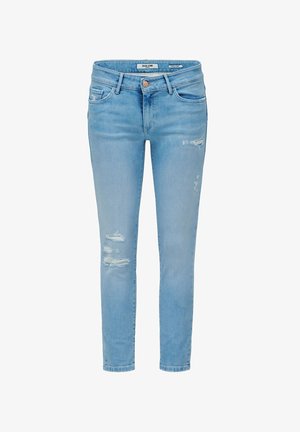 Vaqueros ajustados de color azul claro con detalles desgastados en los muslos, estilo de cinco bolsillos, trabillas para cinturón y cierre con botón.