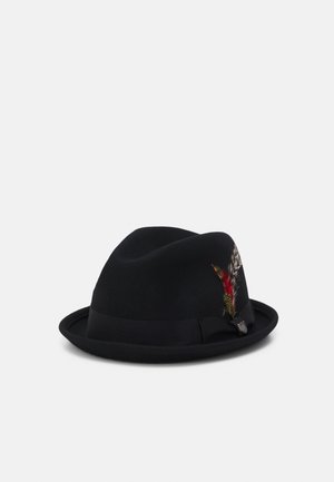 Sombrero fedora negro con una cinta negra y una pluma decorativa con colores rojo, marrón y blanco en el lateral.