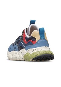 Chunky sneakers z niebieskimi, czerwonymi i beżowymi skórzanymi panelami, nakrapianą kremową i zieloną podeszwą, czarną przyczepnością oraz niebieską pętlą do wsuwania, widok z tyłu pod kątem.