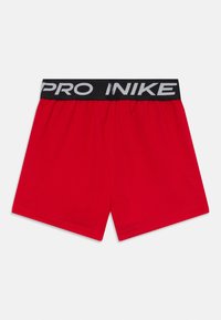 Shorts rouges en tissu doux. Dotés d'une ceinture noire avec "PRO INIKE" en lettres blanches en gras. Sans poches, longueur au-dessus du genou.