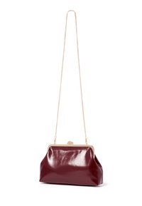 Bordeaux lærveske med en blank finish, strukturert form, metallklips og en slank gullkjedeinnert.