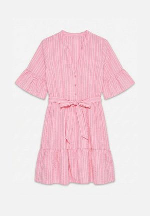 Robe rose à manches courtes avec rayures verticales, col en V, boutonnée sur le devant, manches évasées, nœud à la taille et ourlet à volants.