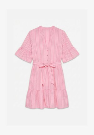 Roosa lühikeste varrukatega kleit vertikaalsete triipudega, V-kaelusega, nööpidega esiküljel, lehvivate varrukatega, vöökohale seotud lipsuga ja volangidega äärega.