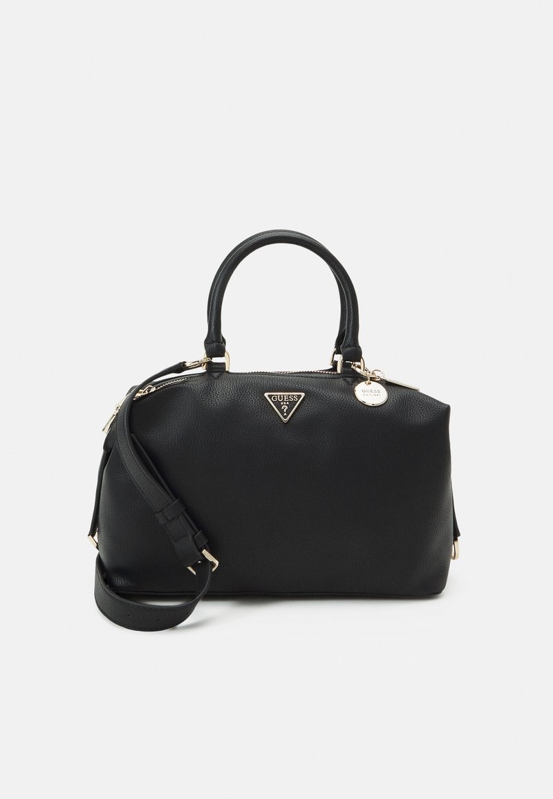 Sac à main Guess noir avec deux poignées courtes, bandoulière réglable, fermeture éclair dorée et plaque logo triangulaire à l’avant.