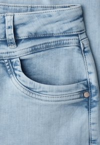 Světle modré džíny z denimu s přední kapsou, poutkem na pásek a viditelnými švy.