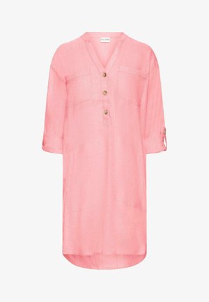 Vestito camicia in lino rosa con scollo a V, maniche a tre quarti, due taschini sul petto e dettagli con bottoni. Presenta un orlo arrotondato e maniche arrotolabili.