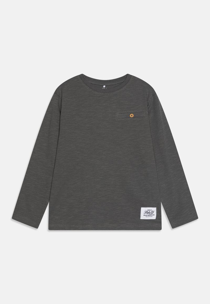 Langärmliges graues Shirt mit subtiler Textur, einer kleinen Brusttasche mit Knopf und einem Stoffetikett am Saum.