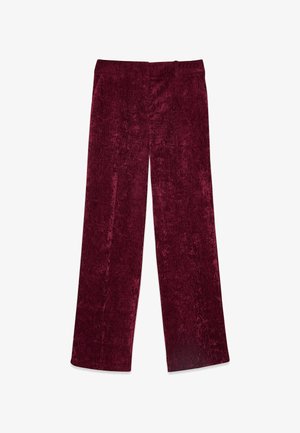 Burgunderfarbene, weit geschnittene Hose aus weichem, strukturiertem Stoff mit einem glatten Bund und gerader Silhouette. Keine sichtbaren Taschen oder Verzierungen.