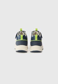 Sneaker blu navy con accenti grigio chiaro, tomaia texture e linguette verdi. Suola imbottita con un design della suola contrastante.