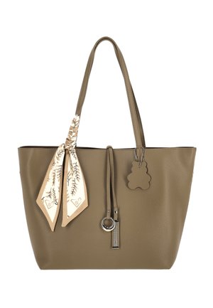 Taupekleurige leren tote tas met lange handvatten, crèmegekleurd patroon sjaaltje vastgeknoopt aan één handvat en decoratieve hangende hanger en ritstrekker.