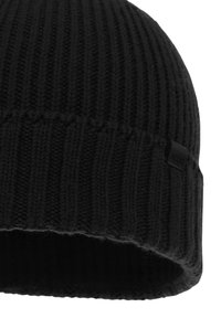 Beanie nera lavorata a maglia con texture a coste, dotata di orlo piegato e piccolo etichetta logo nera sul lato.