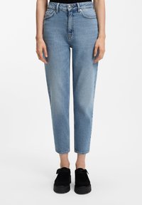 Gaismi zili augsta vidukļa džinsi ar taisnām kājām. Izgatavoti no džína auduma, ar pogu un rāvējslēdzēja aizdari un sānu kabatām.