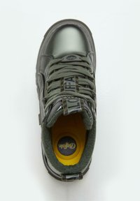 Groene hoge sneakers met een glanzende, gestructureerde bovenkant. Inclusief veters, een patroon op de tonglabel en een gele inlegzool met een logo.