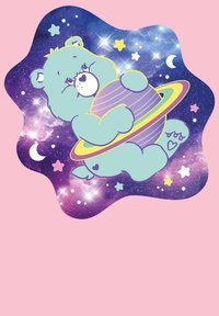 Kreslená medvěd v světle modré barvě kolébá fialovou planetu s prstenci, zasazenou do hvězdné galaxie s pozadím v růžové barvě, s barevnými hvězdami a měsíci.