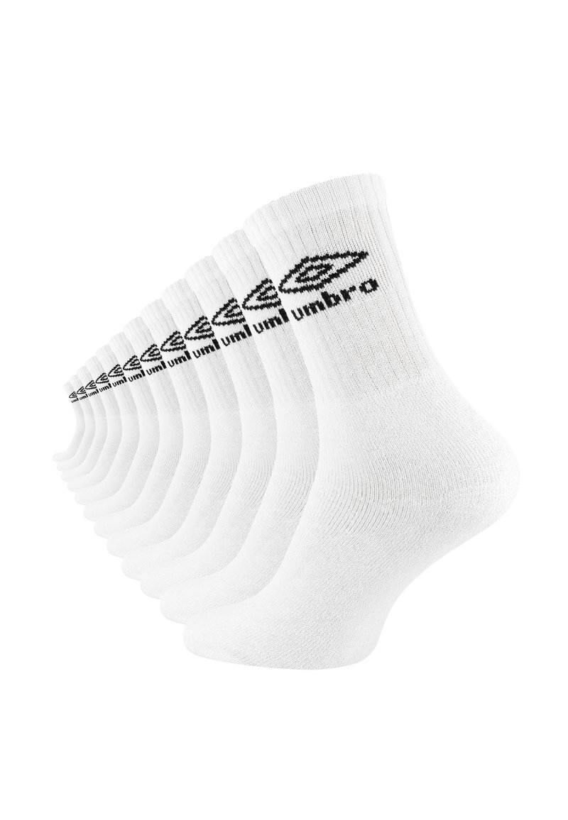 Calzini bianchi in misto cotone, con una texture a coste e il logo nero "Umbro" lungo la caviglia. Otto paia esposti in fila.