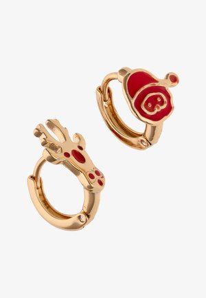 Złote kolczyki koła z świątecznymi wzorami z czerwonej emalii: jeden w kształcie głowy renifera, drugi w kształcie twarzy Świętego Mikołaja.