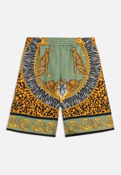 Shorts verts et orange avec des illustrations de tigre et de guépard, imprimé léopard, rayures zèbre noires et blanches, et motifs floraux dorés ornés.