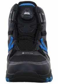 Bota impermeable negra y azul con parte superior sintética texturizada, sistema de cordones BOA, puntera reforzada y logo de GORE-TEX en el lateral.