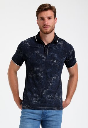 Polo shirt navy con un delicato motivo a foglia, colletto e polsini bianchi a contrasto, maniche corte e bottoni a due vie. Materiale in misto cotone.