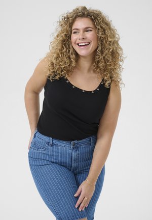 Zwarte tanktop met een ronde halslijn, voorzien van metalen ogen, gecombineerd met blauwe gestreepte spijkerbroeken. De textuur is glad en de stof lijkt goed aansluitend.