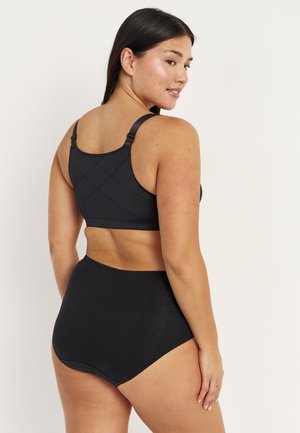 Zwarte beha en hoge taille slipset, gemaakt van een gladde stof. De beha heeft verstelbare bandjes en een kruispatroon op de achterkant.