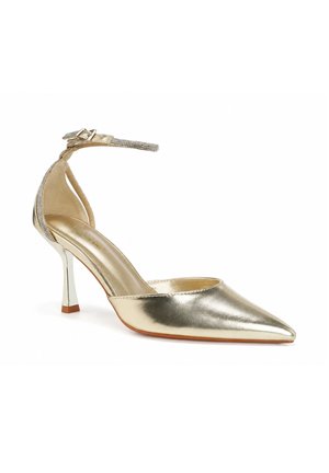Scarpa con tacco alto in metallo dorato con punta a punta, cinturino alla caviglia adornato con piccoli strass e tacco sottile e curvo.