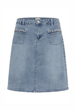 Jupe trapèze en denim bleu clair, avec des accents tressés sur les poches et une fermeture à boutons sur le devant. Texture lisse avec une coupe classique.