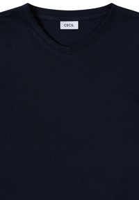T-shirt bleu marine à col en V fabriqué en tissu doux et lisse avec une finition nette. L'étiquette indique "CECIL." Design simple sans motifs ni accents.