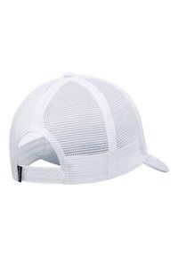 Gorra de béisbol blanca de malla con un frente sólido, visera curvada y cierre ajustable de broche. Cuenta con una etiqueta de logo en la parte trasera.