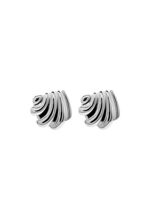 Paire de boucles d'oreilles en argent en forme de coquillages stylisés avec des lignes rainurées et courbées et une surface polie et réfléchissante.