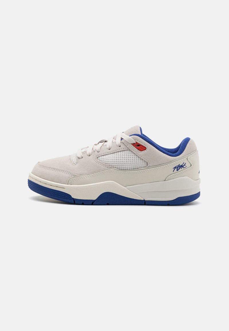 Sneaker beige in suede con accenti blu, pannelli in rete testurizzati, lacci bianchi e suola in gomma. Presenta il logo sul lato e sul tallone.