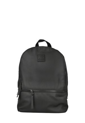 Mochila negra hecha de tela suave, con forma redondeada, bolsillo frontal con cremallera y un asa en la parte superior para llevar.