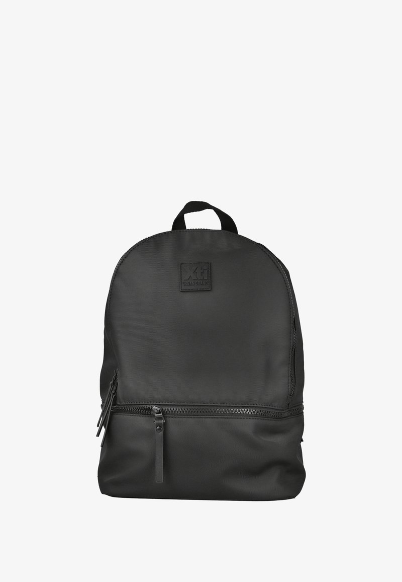 Mochila negra hecha de tela suave, con forma redondeada, bolsillo frontal con cremallera y un asa en la parte superior para llevar.